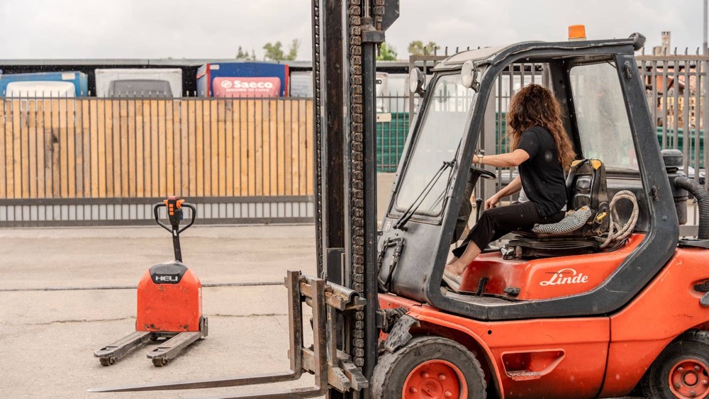 Muletto e transpallet elettrico nel piazzale del deposito