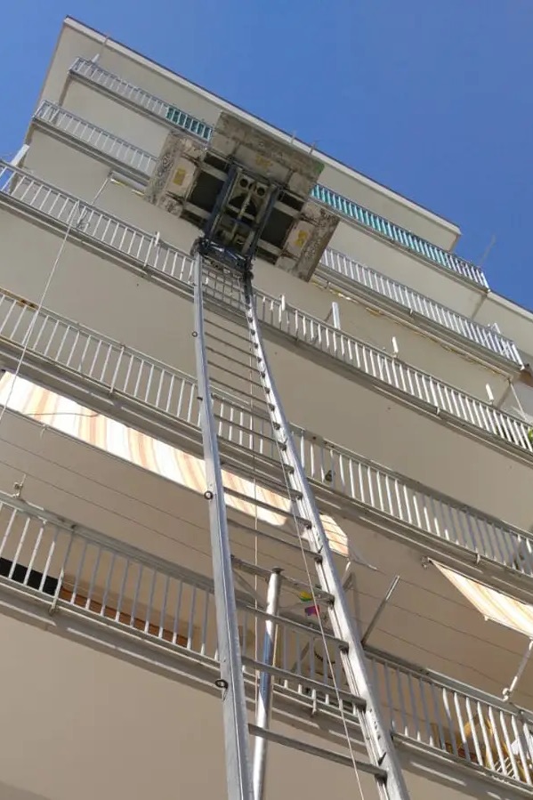 La scala esterna montata contro il palazzo, vista dal basso