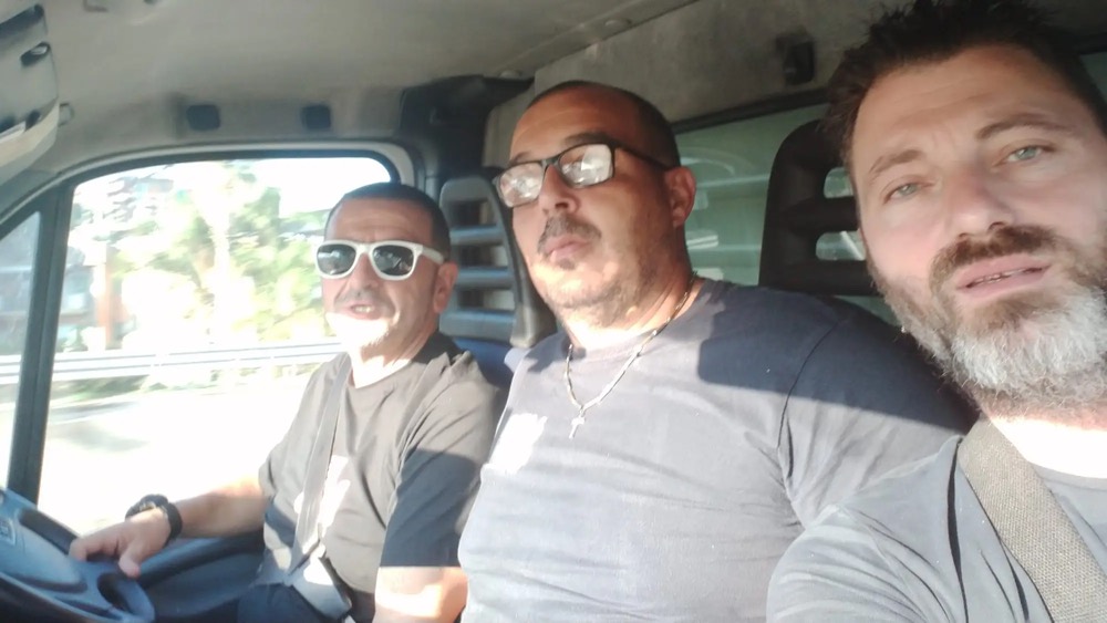 La squadra in cabina durante un trasferimento